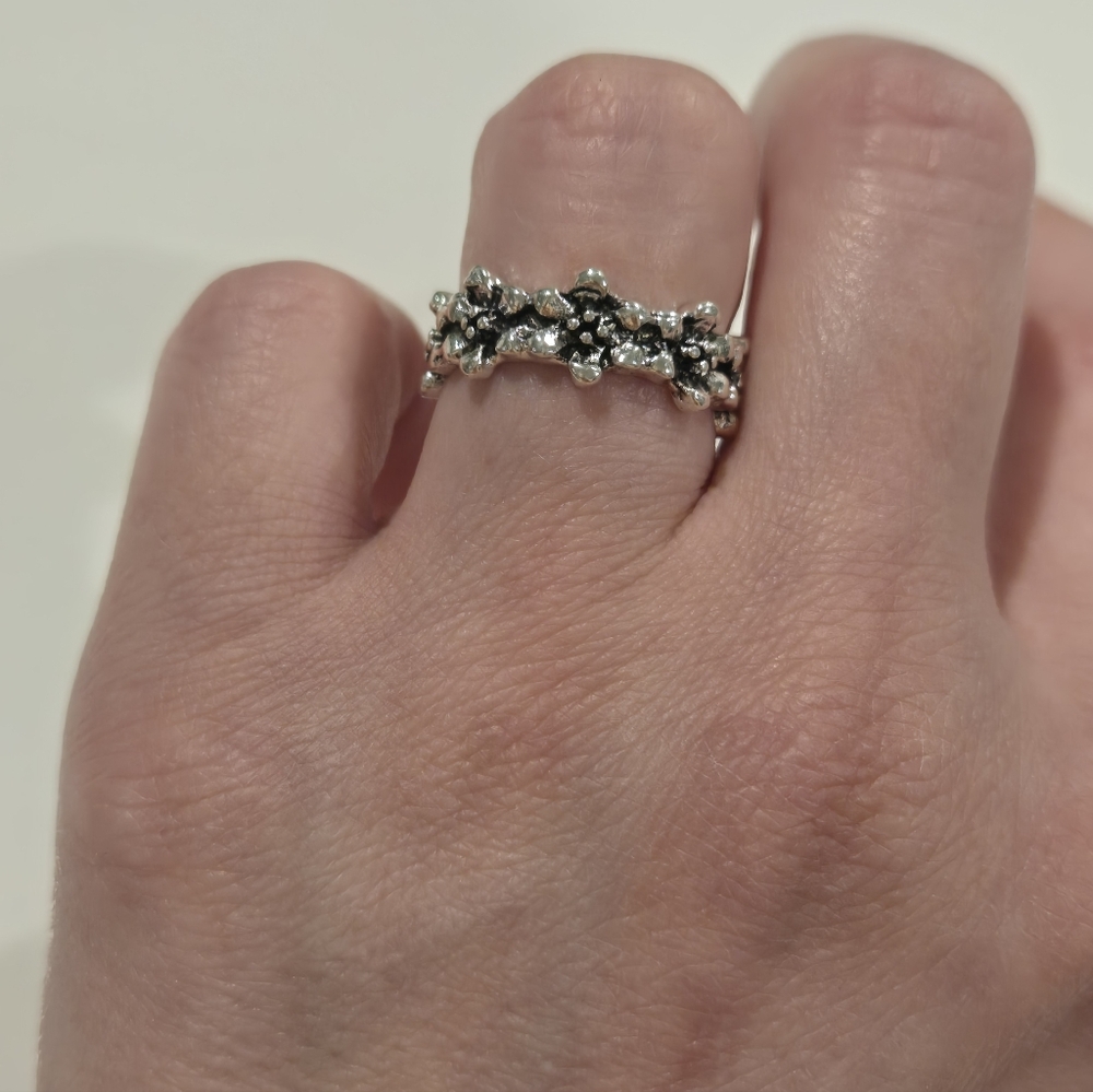 Elegant Silver and Black Tone Women's Ring Size 5.5